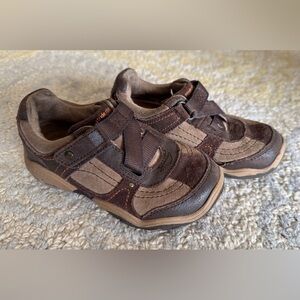 Stride Rite Brown SRT Ps Chad little Boys Sneakers Leather Brown.Size 9.5M